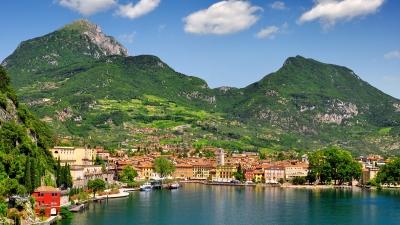 Riva del Garda am Gardasee (vencav / stock.adobe.com)  lizenziertes Stockfoto 
License Information available under 'Proof of Image Sources'